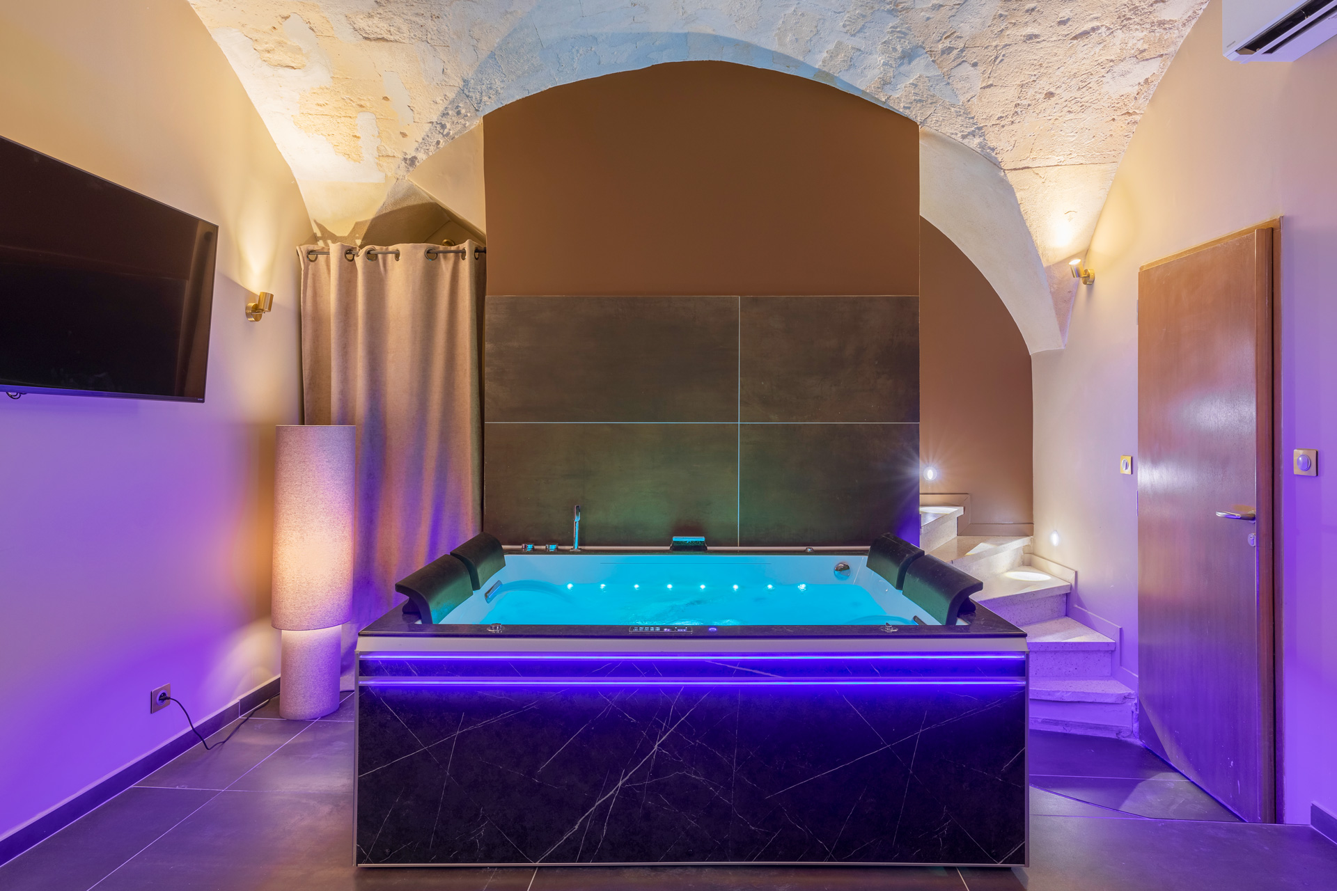 Spa balnéothérapie sous la voûte en pierre