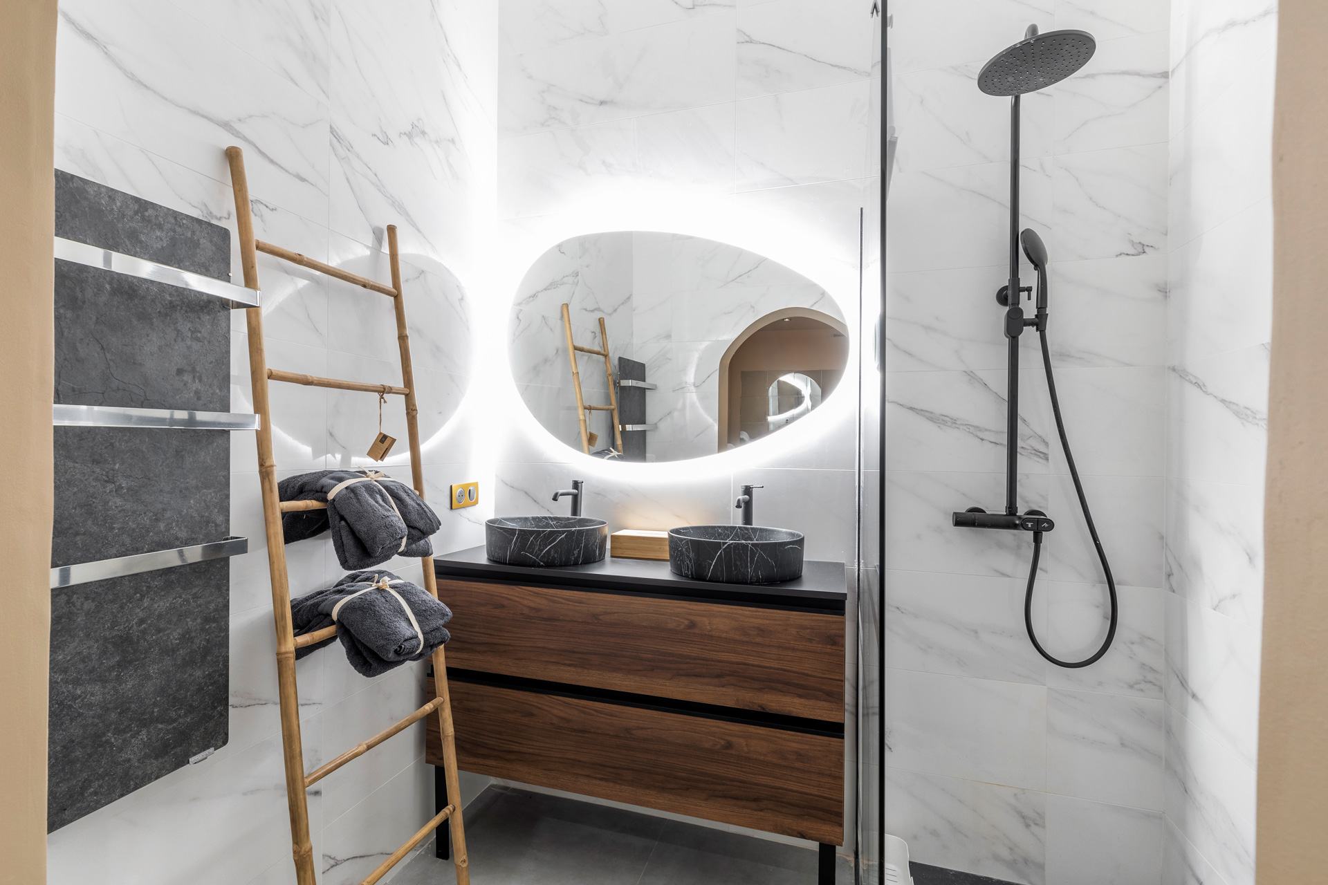 Salle de bains avec double vasque et douche à l’italienne